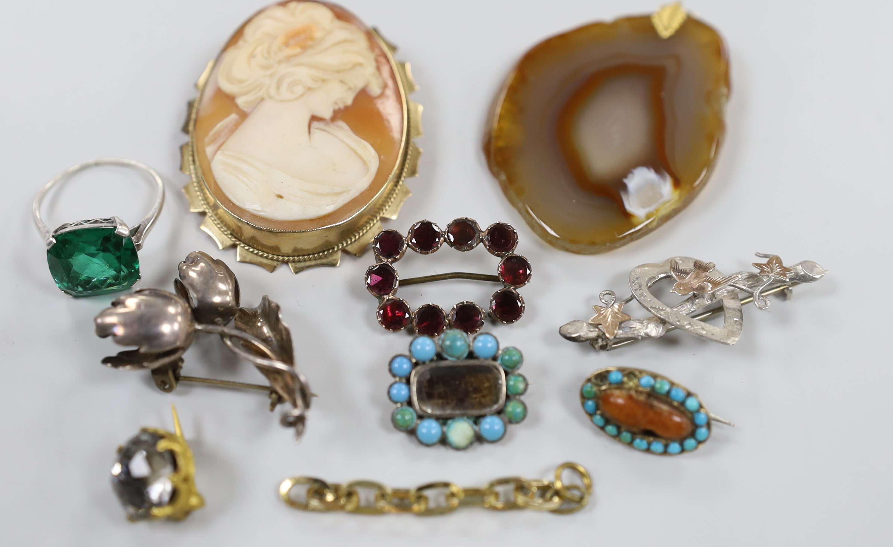 Sundry jewellery including a Georgian yellow metal and garnet cluster set brooch, 25mm, six other brooches, including silver and a 9ct gold mounted cameo shell brooch, agate pendant, paste set ring and a yellow metal ove